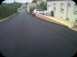 Goudronnage rue priv�e dans un lotissement � Uz�s